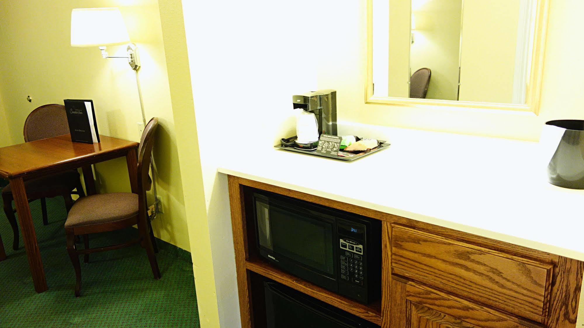 Country Inn River Falls Екстериор снимка